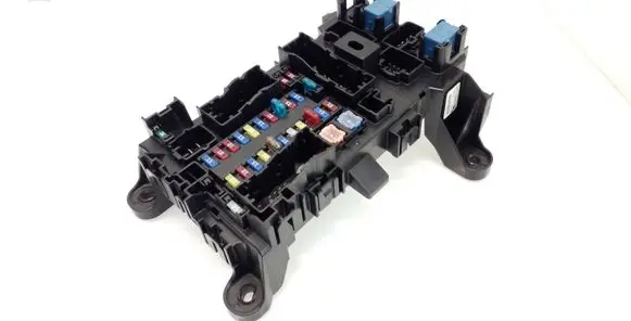 Suzuki Grand Vitara II Fuse module 64J2 04776E22