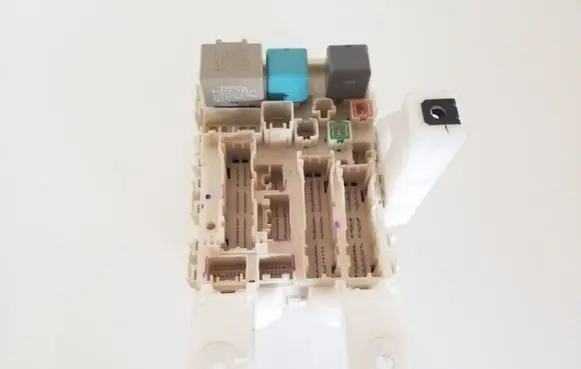 Toyota Prius (XW20) Fuse module 8198046010 0665005531