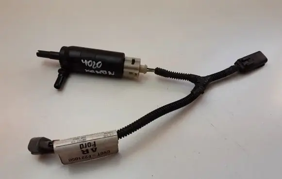 Ford Kuga II Headlight washer pump CV4413K082AA