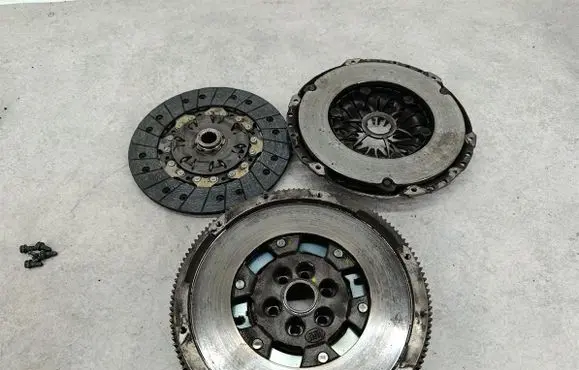 Volkswagen Golf V Dual mass flywheel 