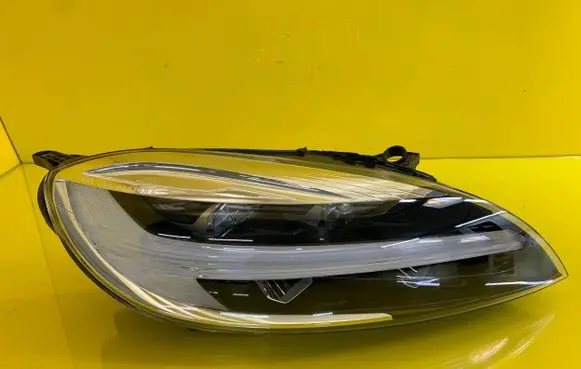Volvo V40 Headlight/headlamp 31677023