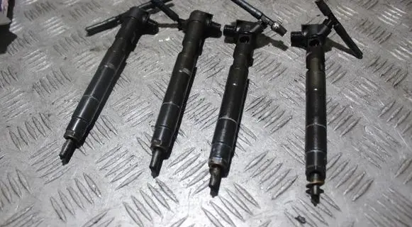 Mercedes-Benz C W204 Fuel injector 