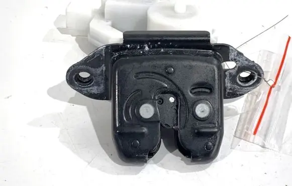 Nissan Pulsar Tailgate exterior lock 