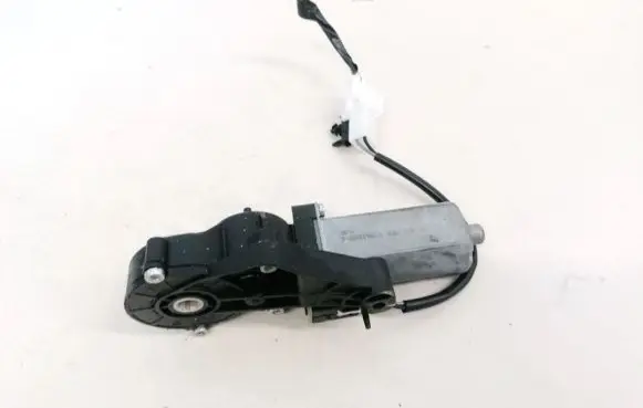 Mercedes-Benz C AMG W204 Seat adjustment motor 0390203207 82064802-4
