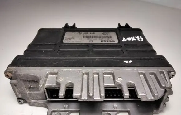 Volkswagen Golf III Engine control unit/module 8A0907311H 0261203184