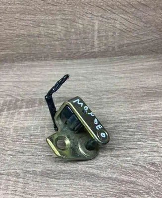 Ford Mondeo Mk III Front door lock loop/hook striker 2M51F21982AA