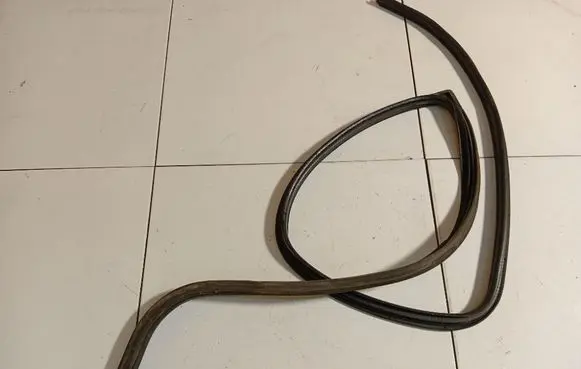 Nissan Primera Rubber seal front coupe door 