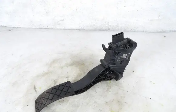Accelerator throttle pedal