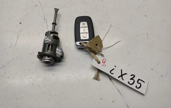 Hyundai ix35 Front door lock (next to the handle) 383DR