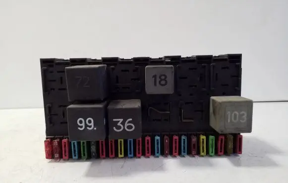 Volkswagen PASSAT B4 Fuse module 357937039
