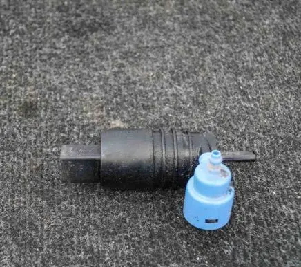 Volkswagen PASSAT B6 Windscreen/windshield washer pump