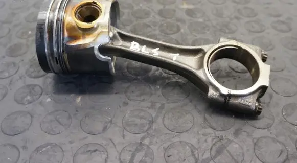Volkswagen Golf V Piston with connecting rod BXE