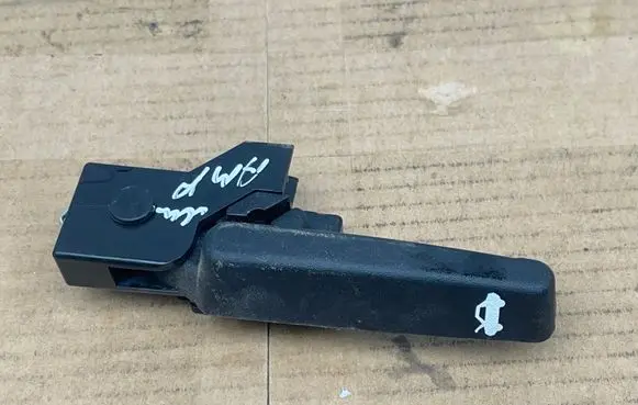 Opel Ampera Engine bonnet (hood) release handle