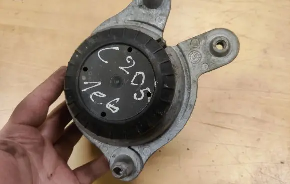 Mercedes-Benz C W205 Engine mount bracket A2052406617
