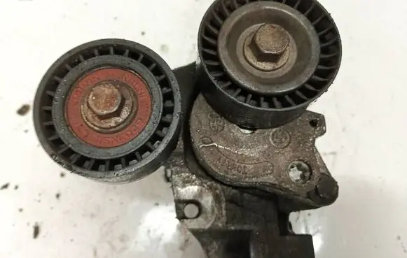 Nissan Qashqai Generator/alternator belt tensioner t38311