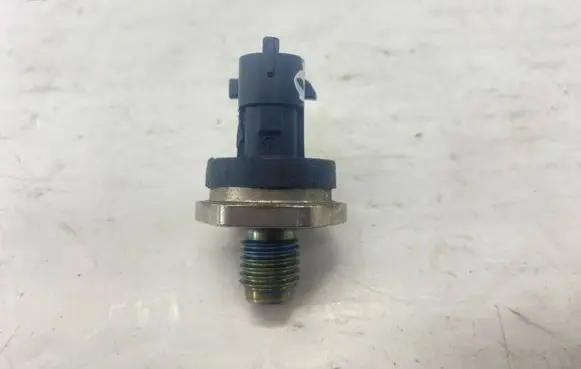 BMW 5 E39 Fuel pressure regulator 0281002788