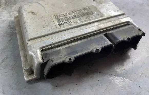 Volkswagen PASSAT B5 Engine control unit/module 8d0907558b 0261204774