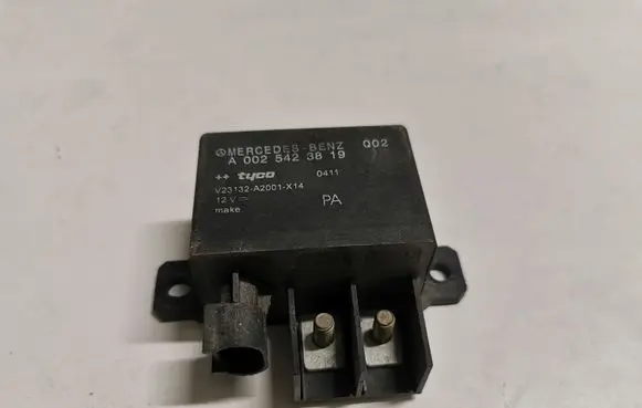 Mercedes-Benz E W211 Charging relay 0025423819
