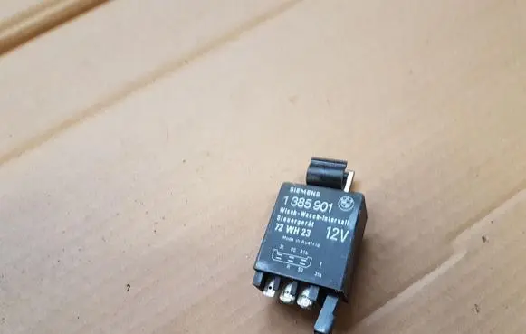 BMW 3 E30 Window wiper relay 1385901