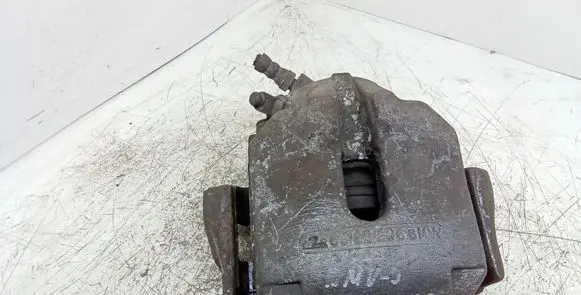 BMW 5 E39 Front brake caliper 6022296