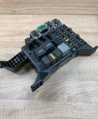Ford Mondeo Mk III Fuse module 4S7T14A073AA 7158731402