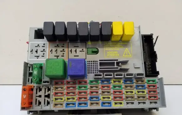 Opel Zafira A Fuse module 24412497 24431677
