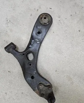 Toyota Avensis T270 Front lower control arm/wishbone Pri