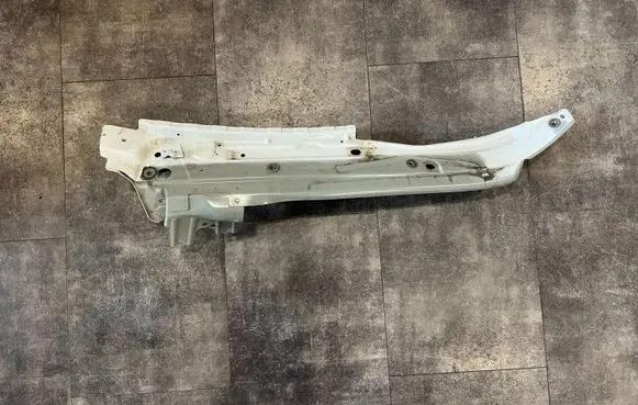 Audi Q7 4L Fender mounting bracket 4L0805157B