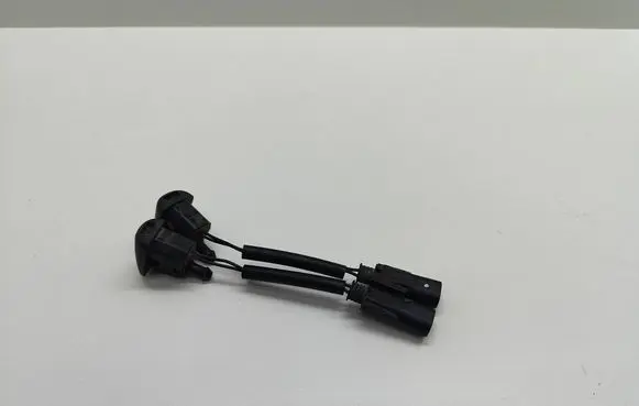 BMW 5 E60 E61 Windshield washer spray nozzle 7046060