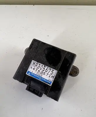 Mitsubishi Pajero Door central lock control unit/module MR305675 X4T63571M