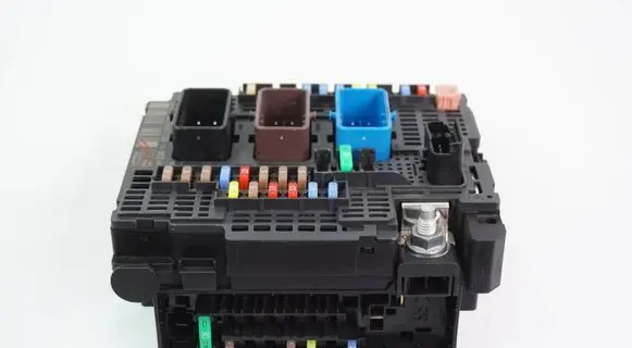 Peugeot Expert Fuse module 9811995580