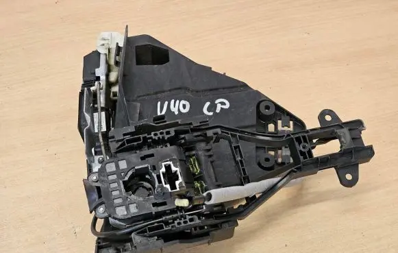 Volvo V40 Front door lock 31391824