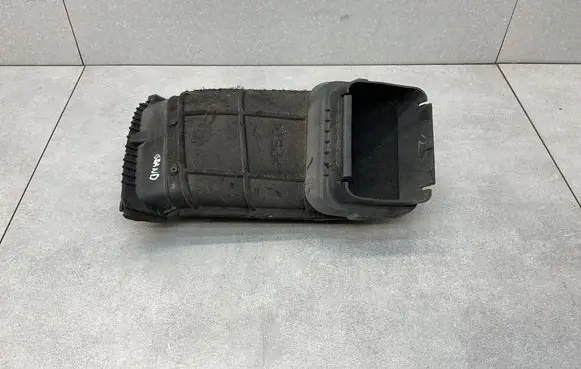 Jeep Grand Cherokee Air intake duct part 68105545AA