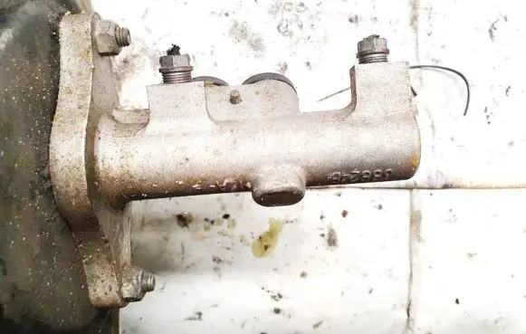 Volkswagen Golf V Master brake cylinder