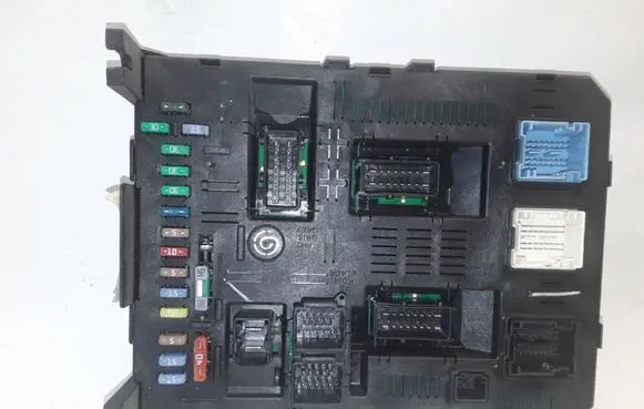 Citroen C5 Fuse module 216761594 28119739A NOTCODE