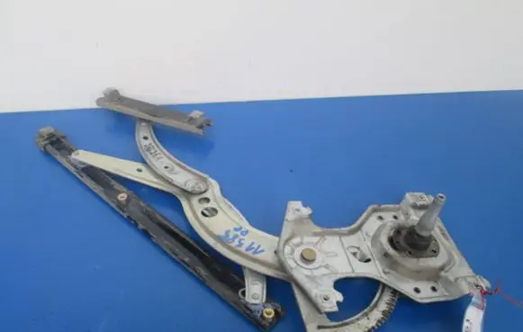 Volkswagen PASSAT B4 Front door window regulator with motor