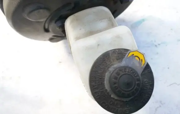 Brake fluid reservoir