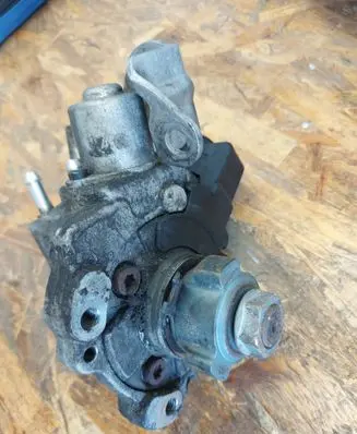 Skoda Octavia Mk3 (5E) Fuel injection high pressure pump 04B130755G