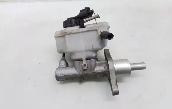 Volkswagen Touran I Master brake cylinder