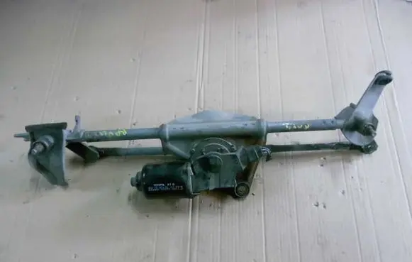 Toyota RAV 4 (XA10) Front wiper linkage and motor 