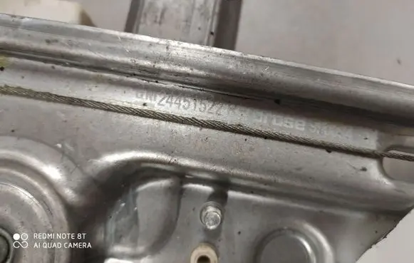 Rear window lifting mechanism without motor