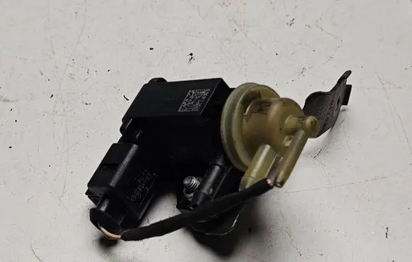 Skoda Superb B6 (3T) Turbo solenoid valve 1K0906627B 03L101464A 21980