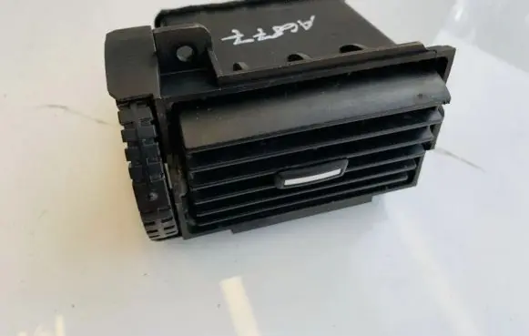 Nissan X-Trail T30 Dash center air vent grill 687608h300 e5685161100