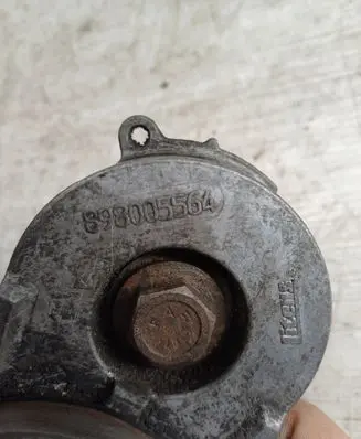 Opel Astra H Generator/alternator belt tensioner 898005564