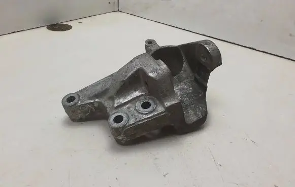 Peugeot 407 Engine mounting bracket 9645161180