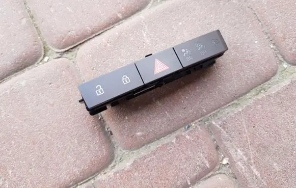 Opel Astra J Tailgate/trunk/boot open switch 13350954