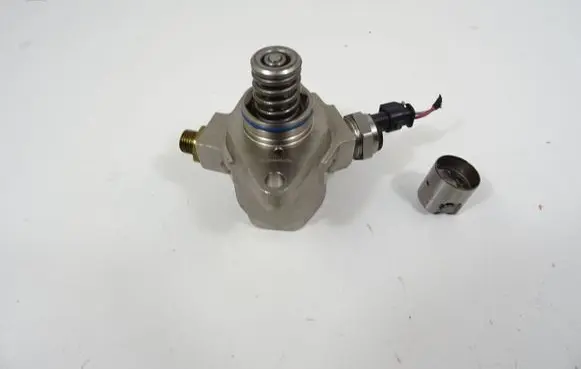 Volkswagen Golf VII Mechanical fuel pump 04E127026BC
