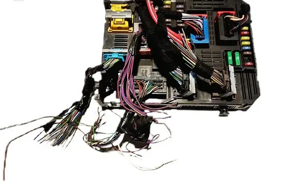 Peugeot 3008 II Fuse module 9819851280