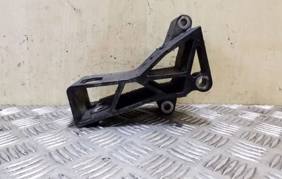 Volvo XC90 Engine mounting bracket