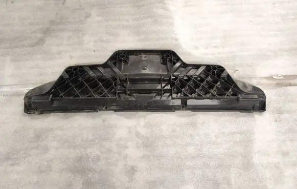 Audi Q7 4M Rear bumper mounting bracket 4M0807329